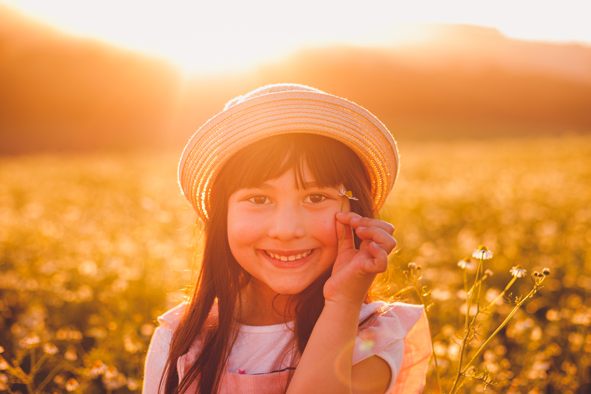 fotografa familia curitiba - ensaio campo de camomila criança infantil externo por do sol