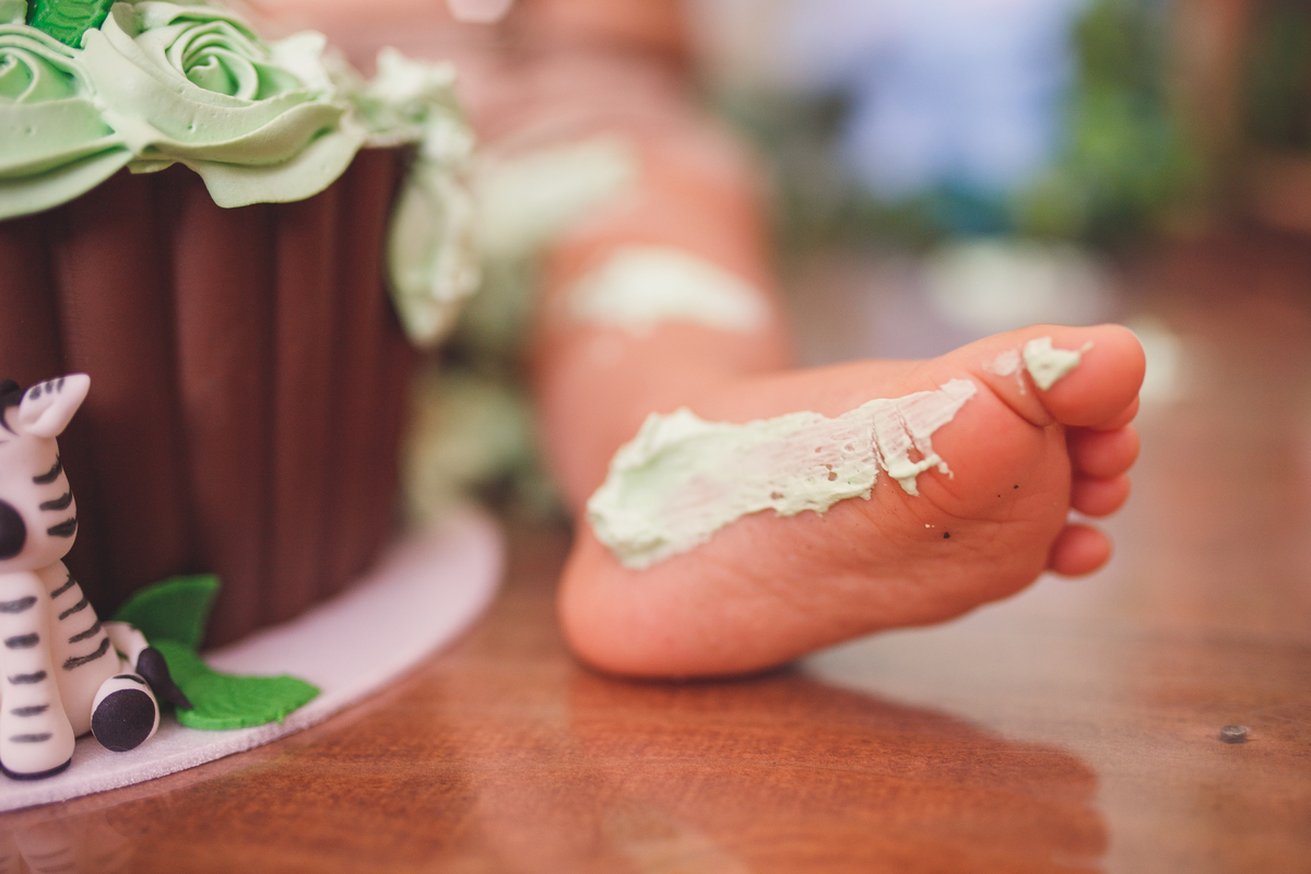 fotografa familia curitiba - smash the cake Lucca bolo no estudio