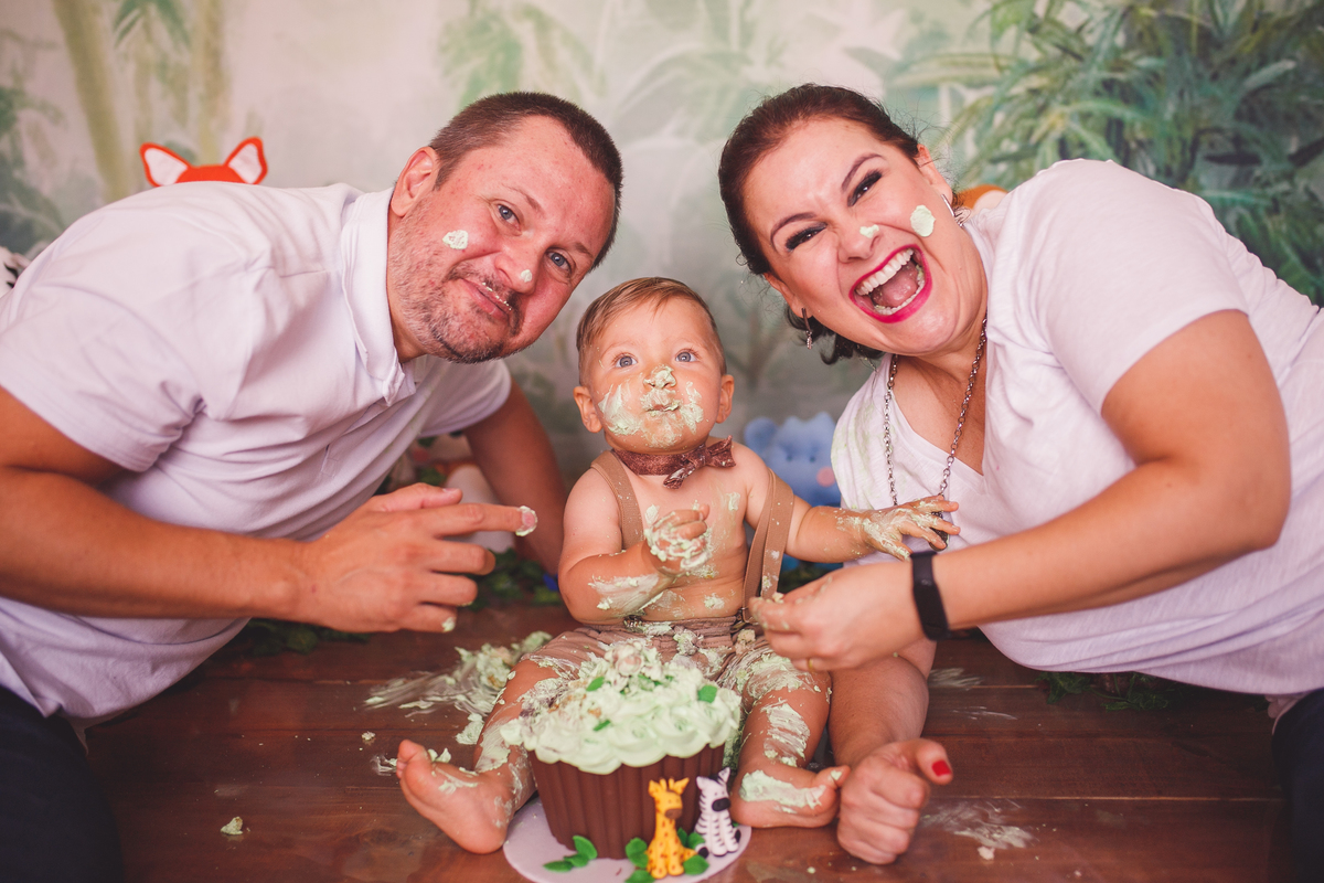 fotografa familia curitiba - smash the cake Lucca bolo no estudio
