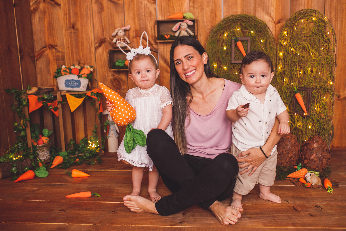 fotografa familia curitiba - ensaio estudio Pascoa gemeos