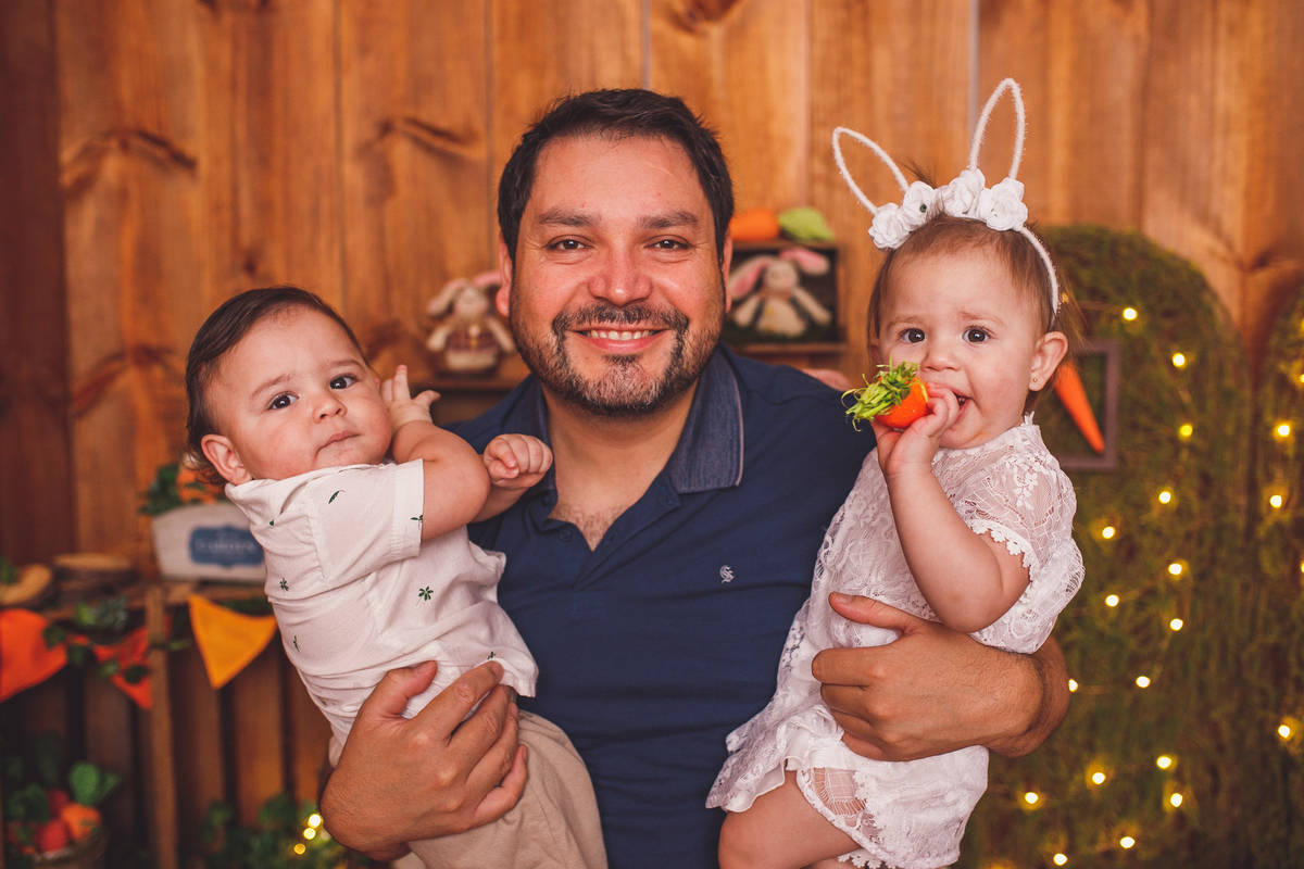 fotografa familia curitiba - ensaio estudio Pascoa gemeos