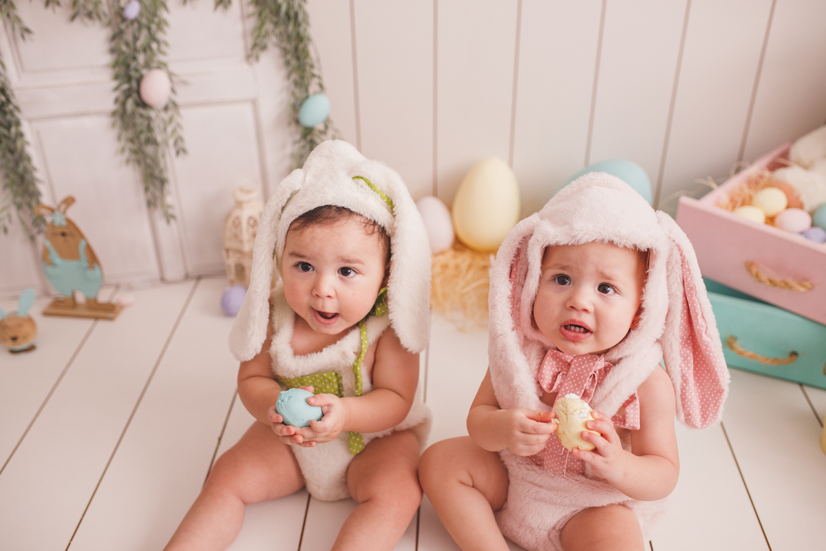 fotografa familia curitiba - ensaio estudio Pascoa gemeos
