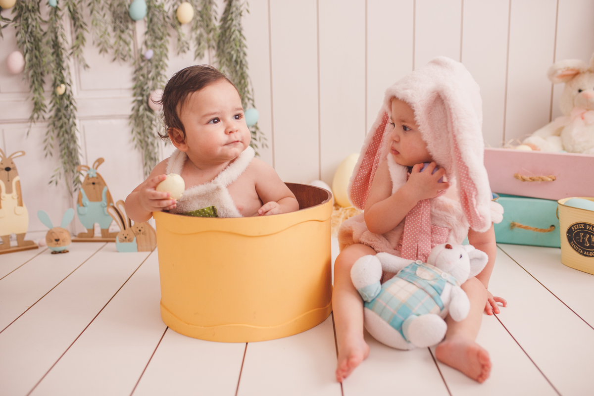 fotografa familia curitiba - ensaio estudio Pascoa gemeos