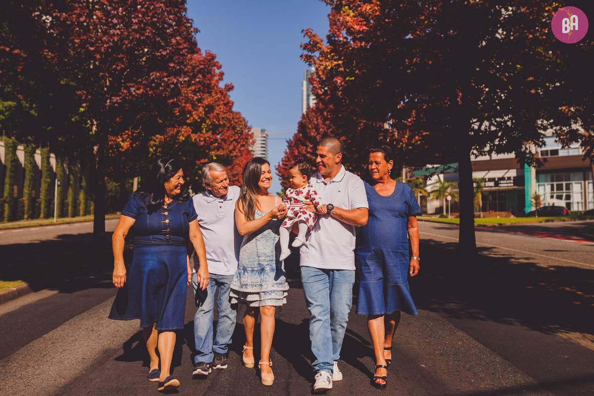 fotografa familia curitiba - ensaio externo outono canaleta ônibus 