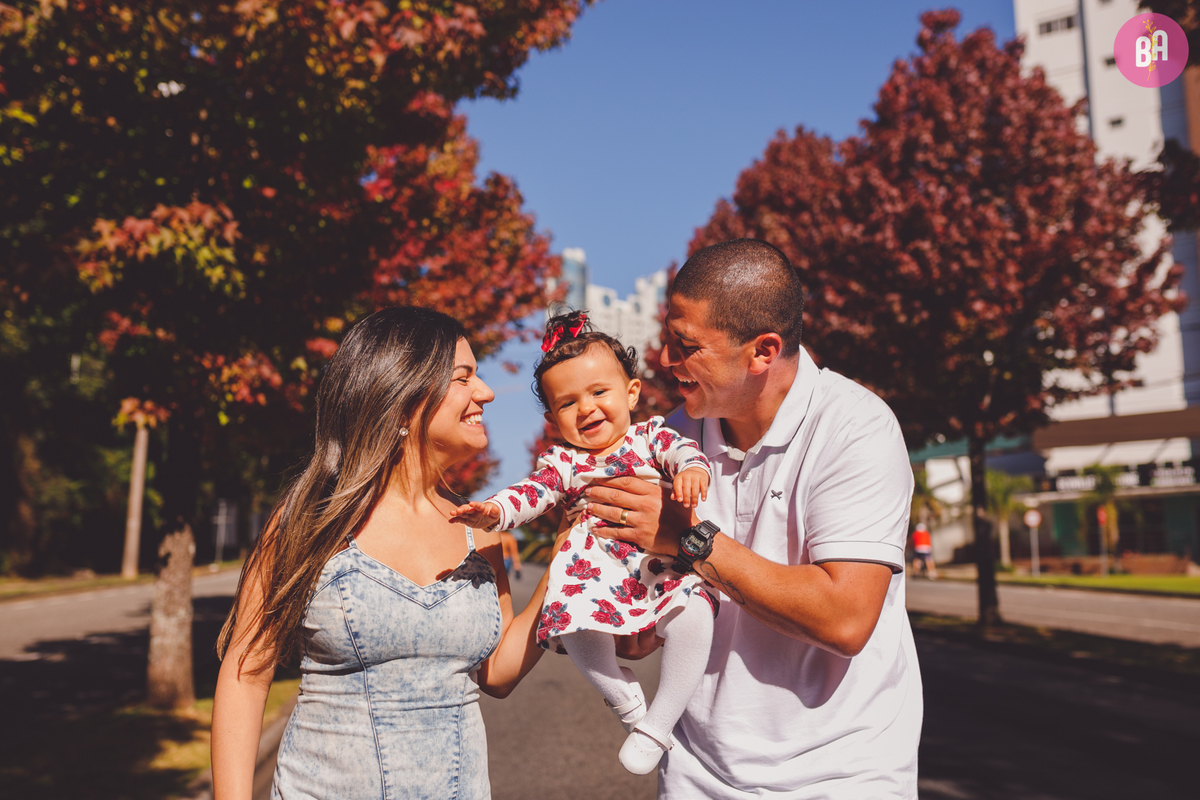 fotografa familia curitiba - ensaio externo outono canaleta ônibus 