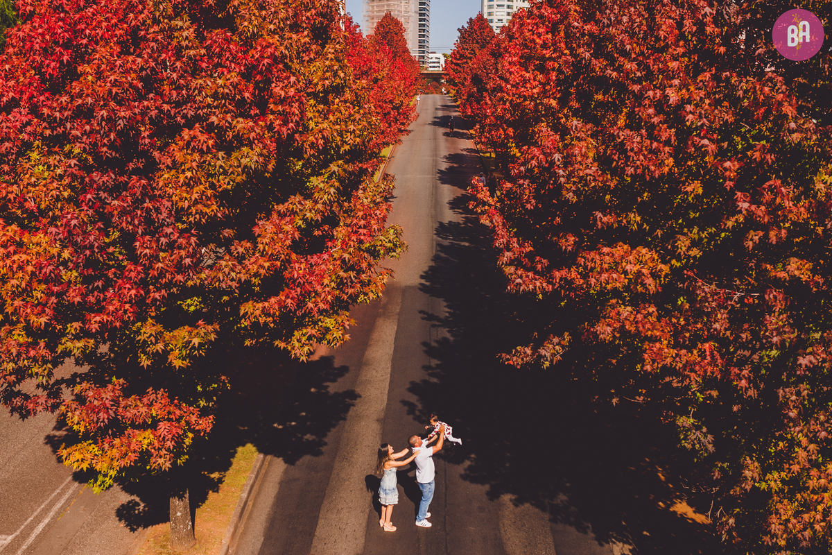 fotografa familia curitiba - ensaio externo outono canaleta ônibus 
