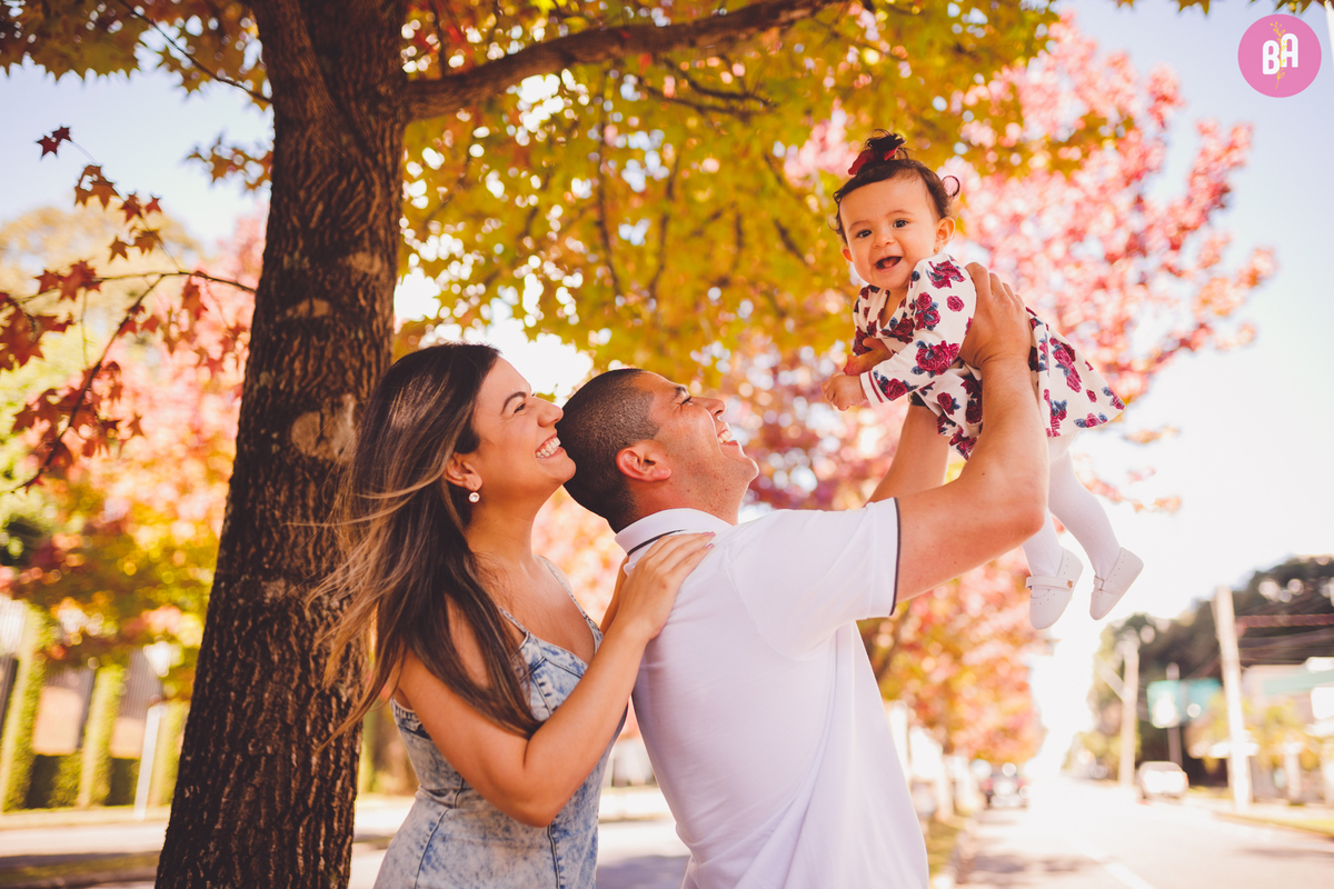 fotografa familia curitiba - ensaio externo outono canaleta ônibus 