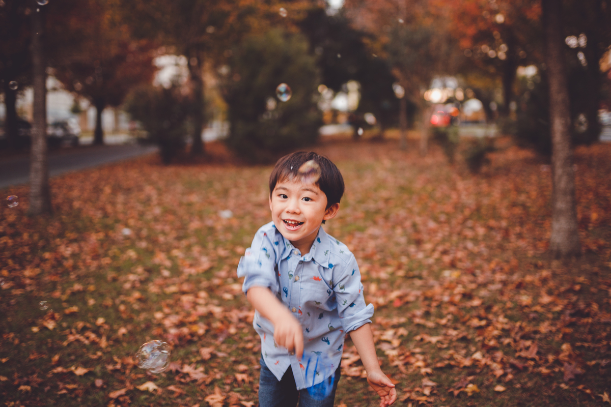 fotografa familia curitiba - ensaio outono canaleta onibus