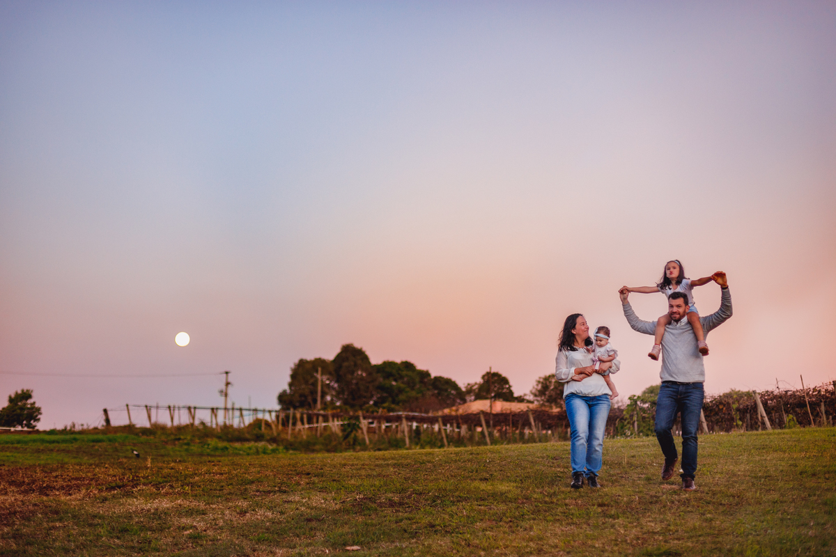 fotografa familia curitiba - ensaio externo campo cascara sentinela menina bebe 