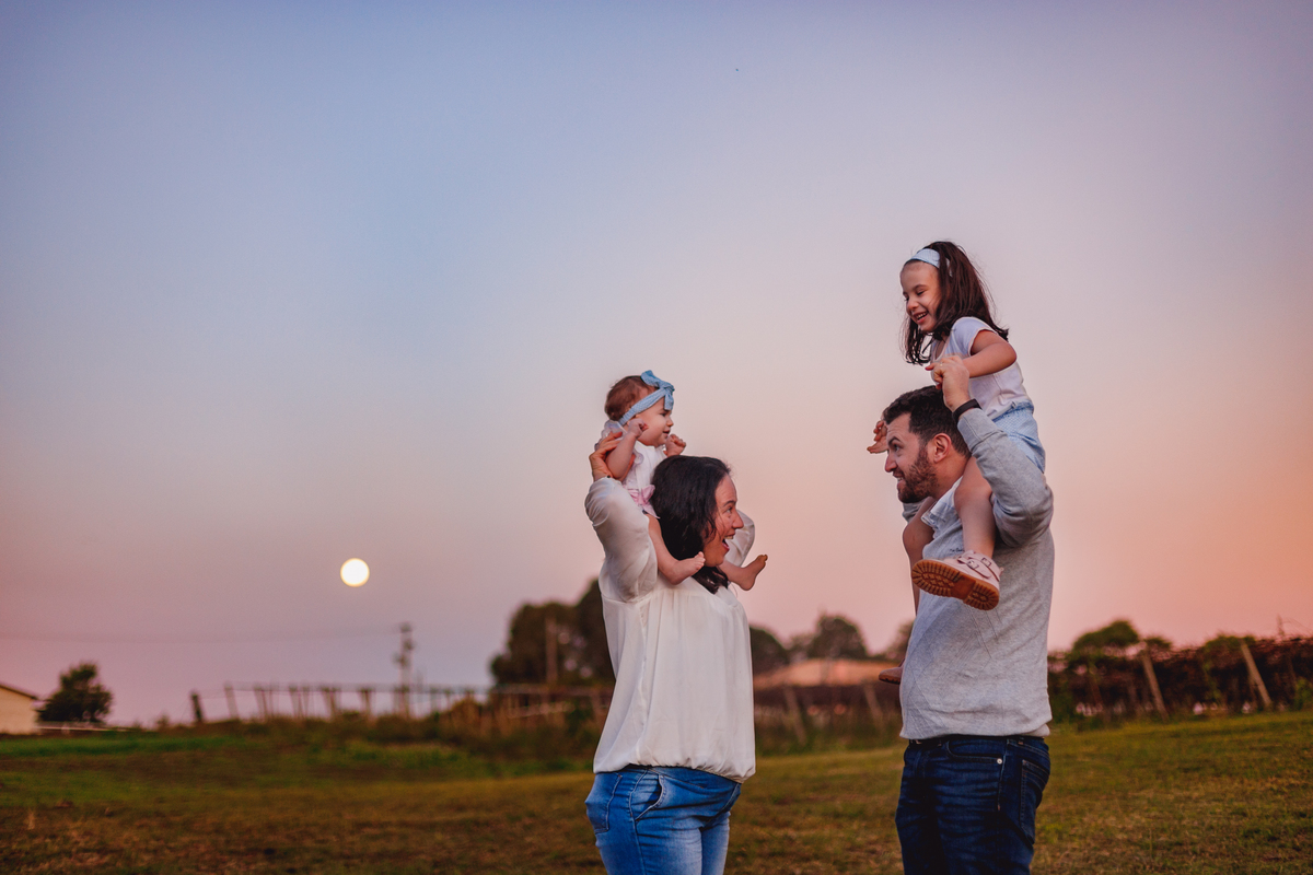 fotografa familia curitiba - ensaio externo campo cascara sentinela menina bebe 