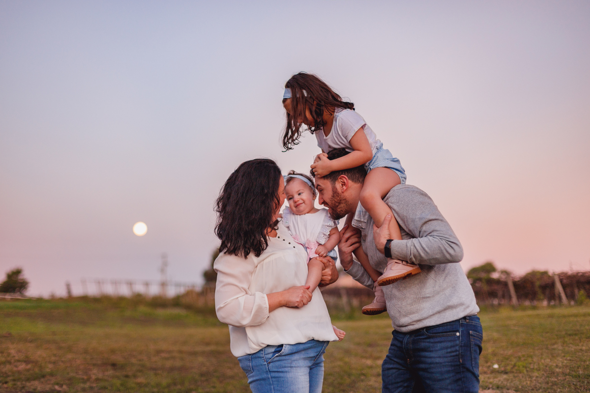 fotografa familia curitiba - ensaio externo campo cascara sentinela menina bebe 
