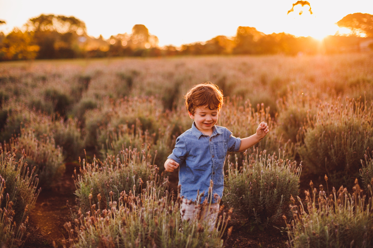 fotografa familia curitiba - ensaio Lavandario externo menino bebe