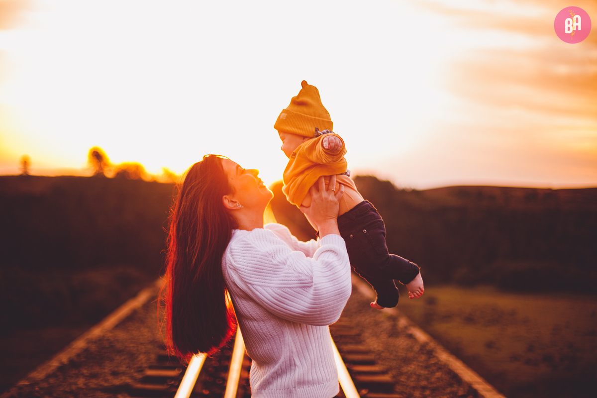 fotografa familia curitiba - ensaio externo por do sol bebe