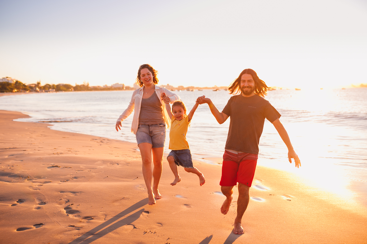 fotografa familia curitiba - ensaio praia São Francisco sul Clarice infantil