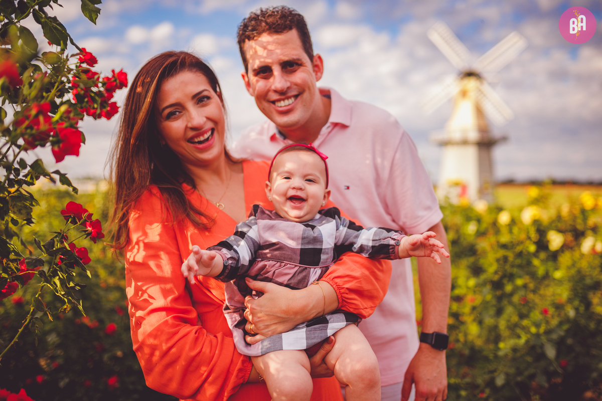fotografa familia curitiba - Ensaio no girassol Holambra bebe menina flores por do sol