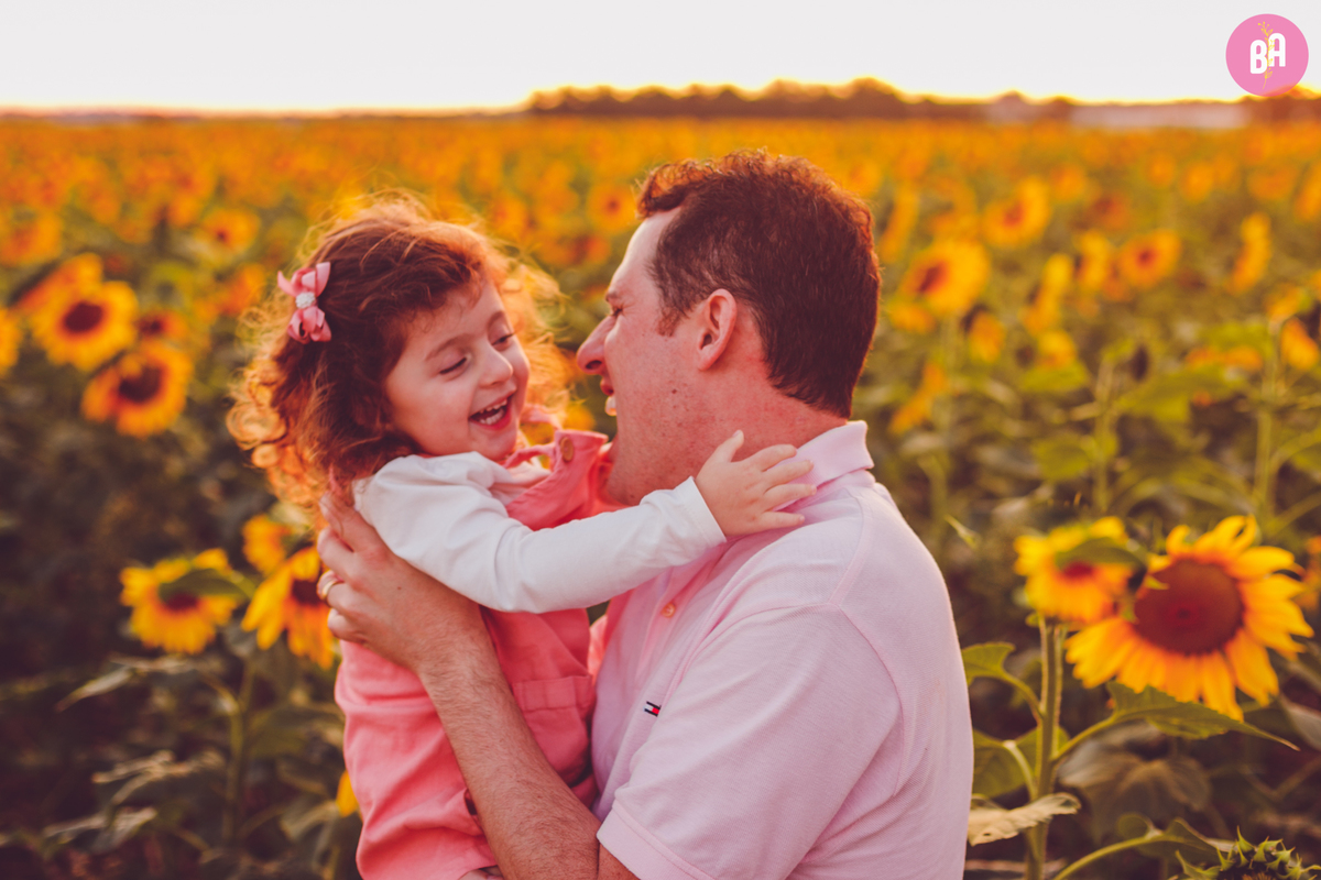 fotografa familia curitiba - Ensaio no girassol Holambra bebe menina flores por do sol