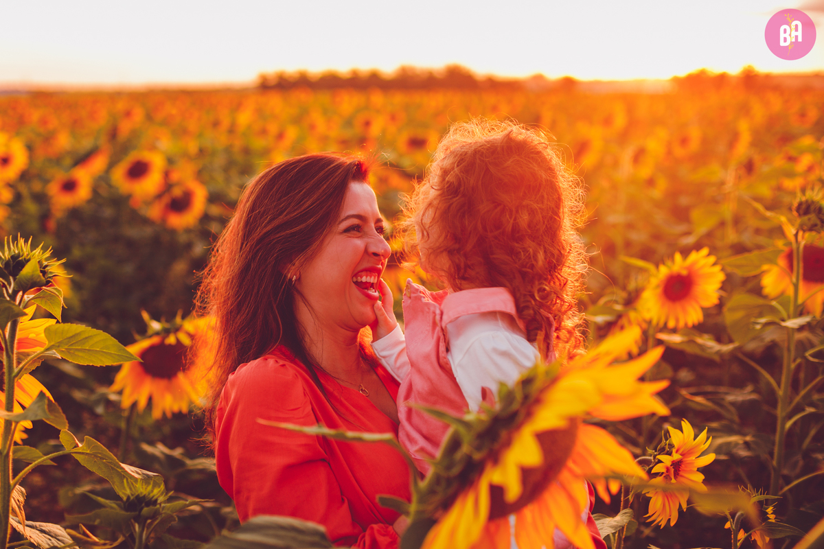 fotografa familia curitiba - Ensaio no girassol Holambra bebe menina flores por do sol