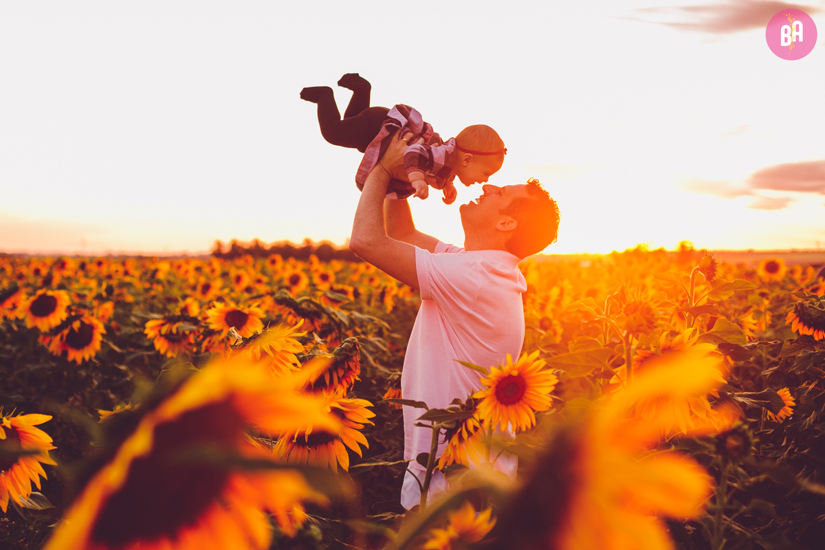 fotografa familia curitiba - Ensaio no girassol Holambra bebe menina flores por do sol