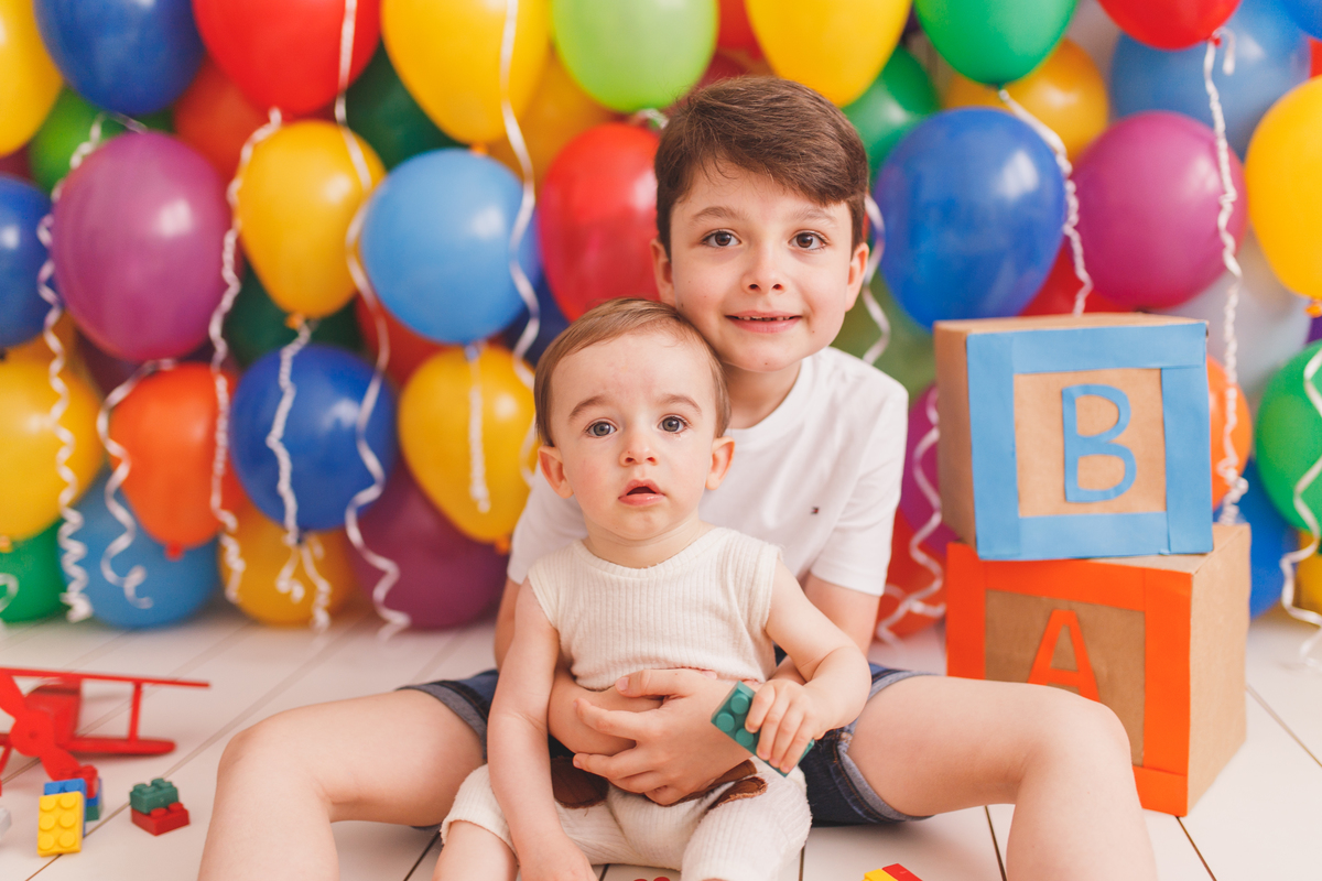 fotografa familia curitiba ensaio estudio colorido balaos brinquedos 