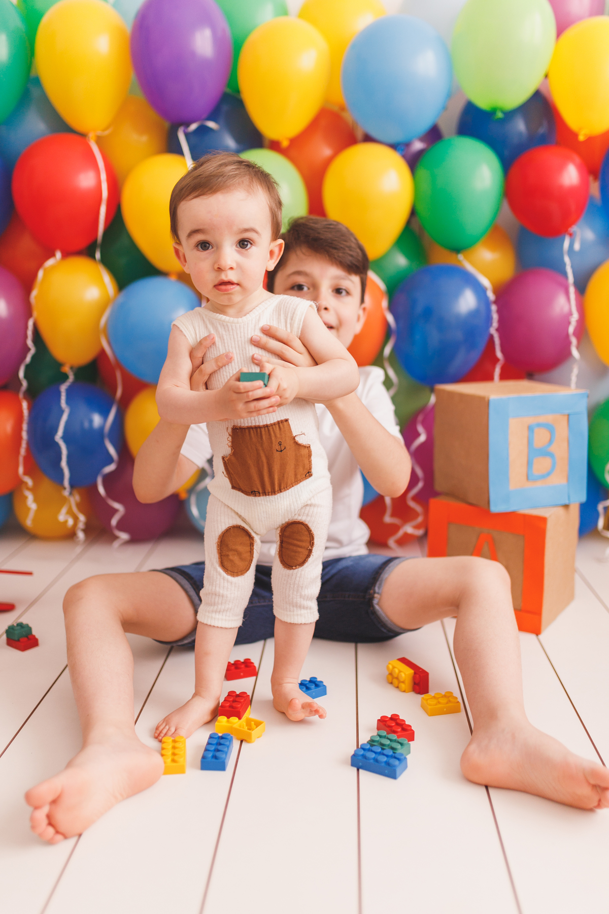 fotografa familia curitiba ensaio estudio colorido balaos brinquedos 