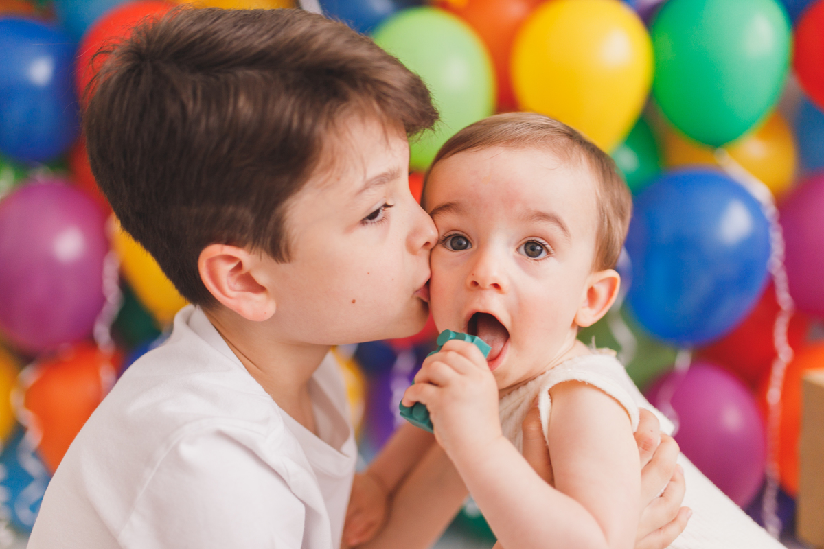 fotografa familia curitiba ensaio estudio colorido balaos brinquedos 