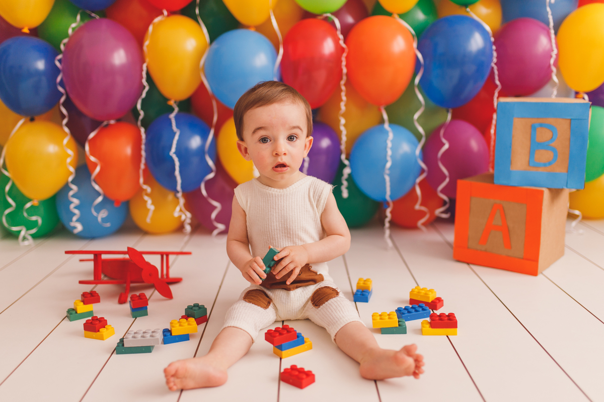 fotografa familia curitiba ensaio estudio colorido balaos brinquedos 