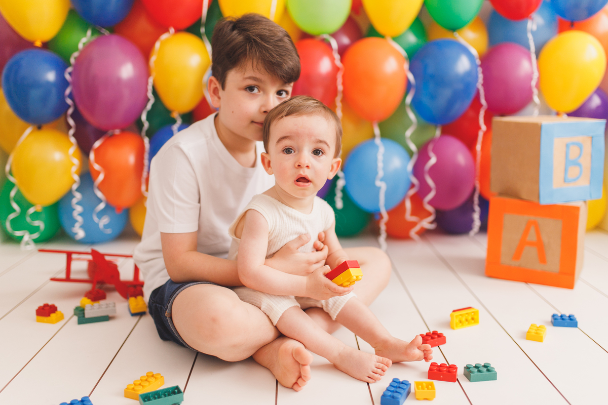 fotografa familia curitiba ensaio estudio colorido balaos brinquedos 