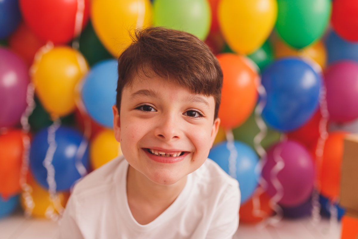 fotografa familia curitiba ensaio estudio colorido balaos brinquedos 