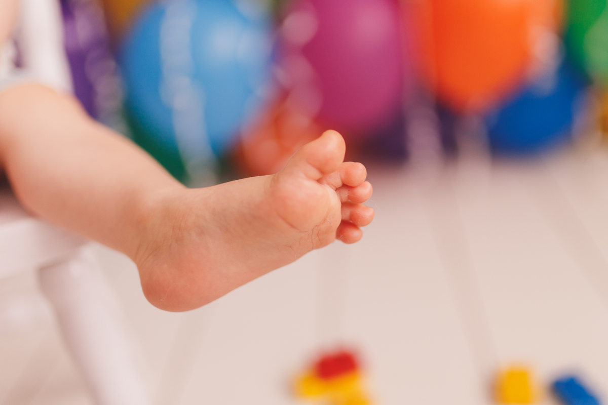 fotografa familia curitiba ensaio estudio colorido balaos brinquedos 