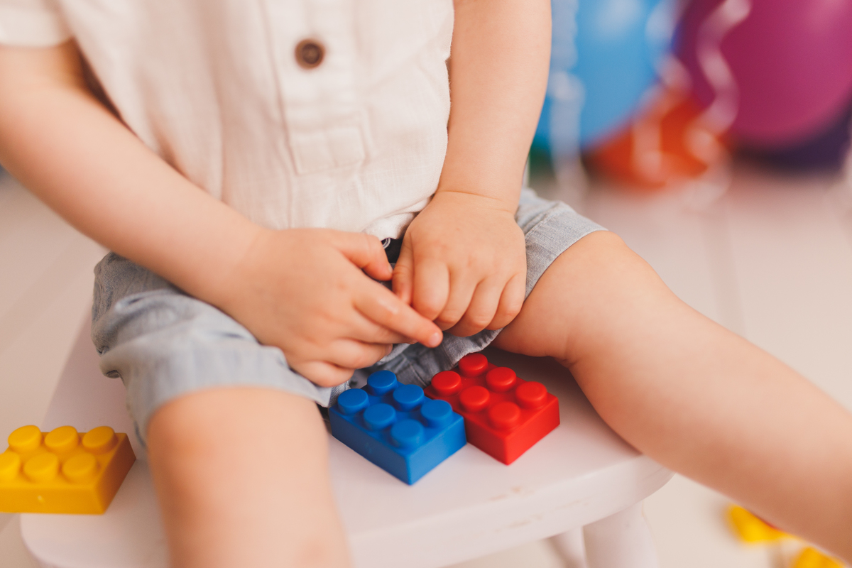 fotografa familia curitiba ensaio estudio colorido balaos brinquedos 