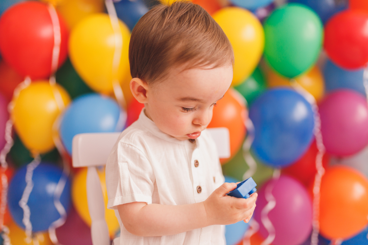 fotografa familia curitiba ensaio estudio colorido balaos brinquedos 