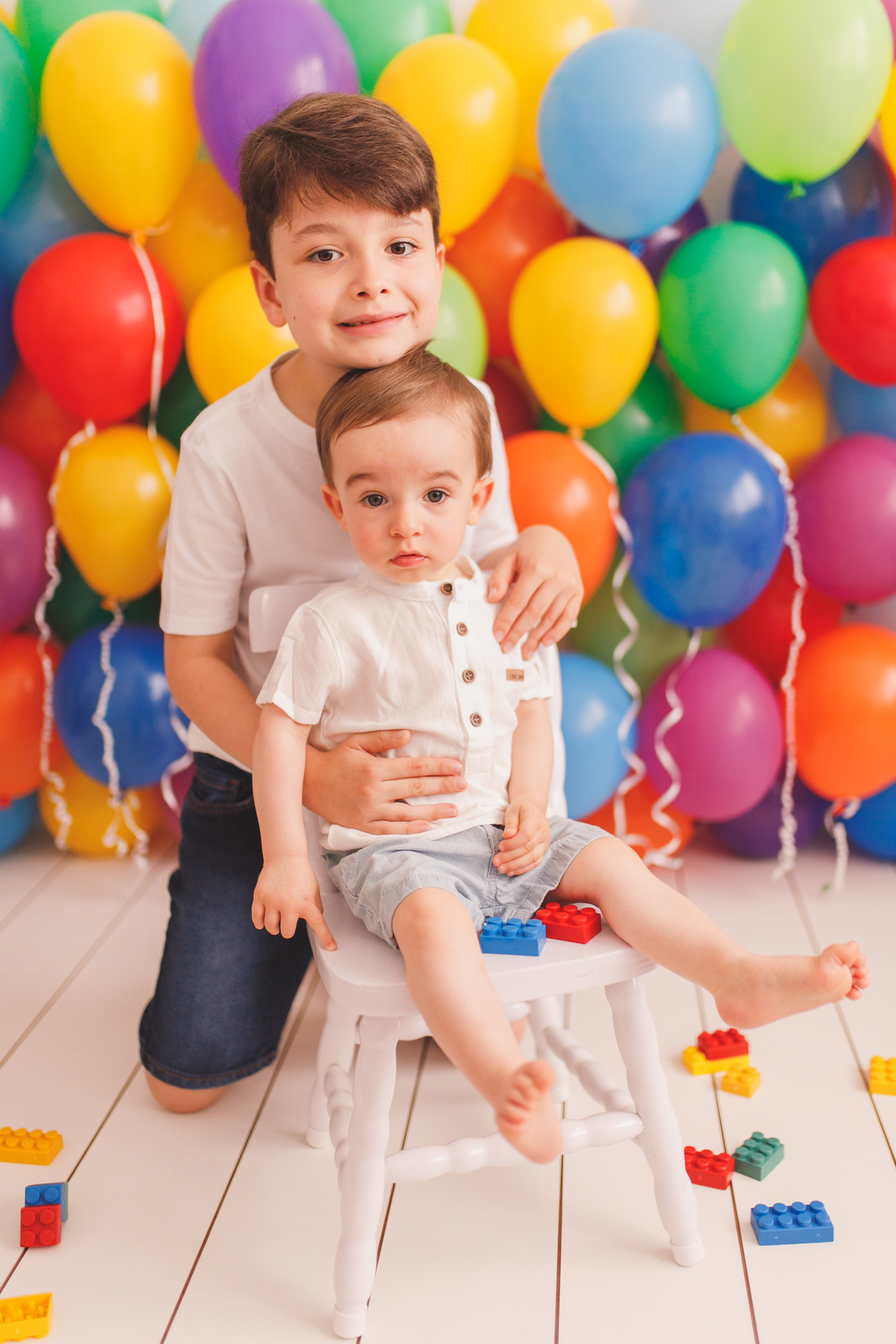 fotografa familia curitiba ensaio estudio colorido balaos brinquedos 