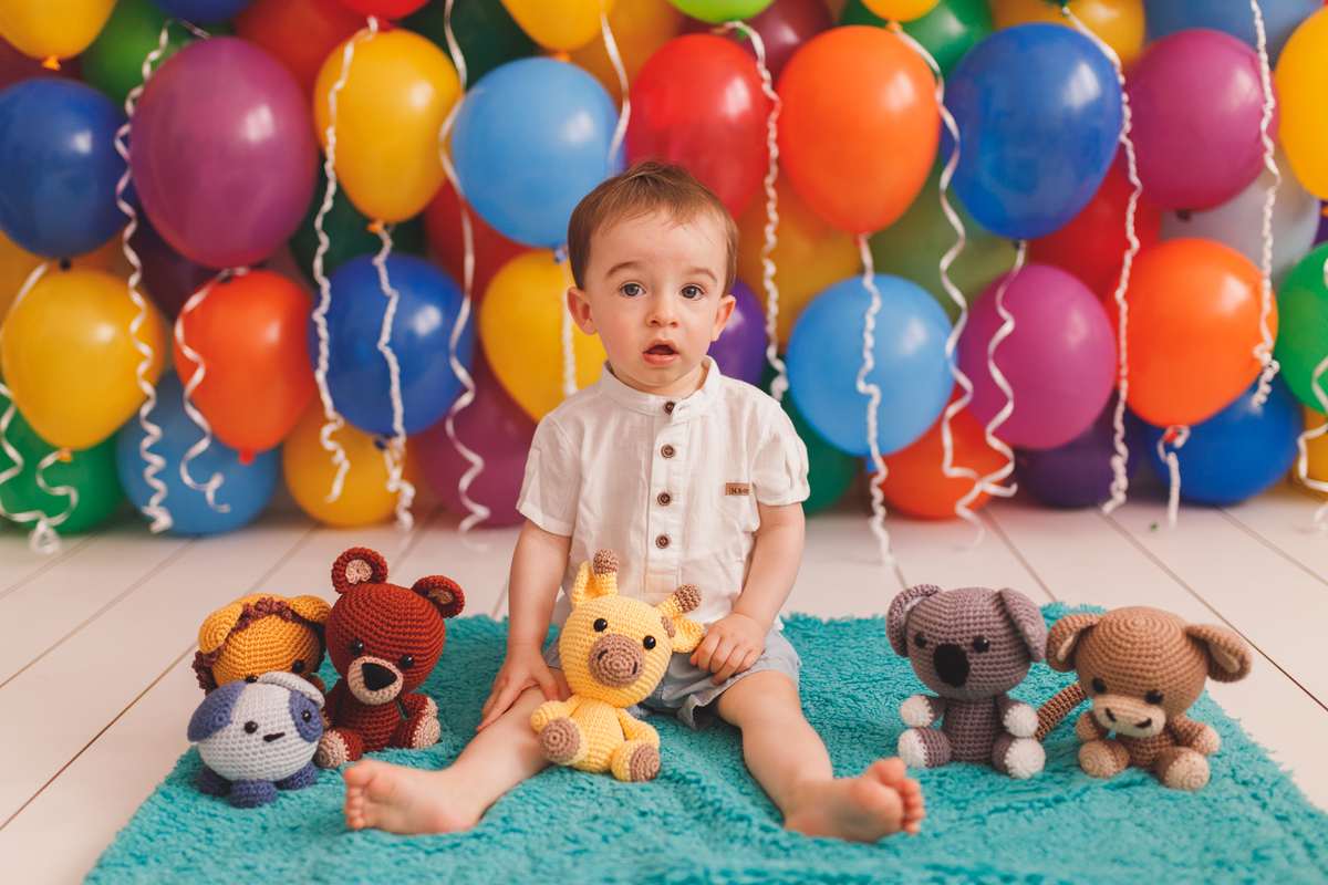 fotografa familia curitiba ensaio estudio colorido balaos brinquedos 