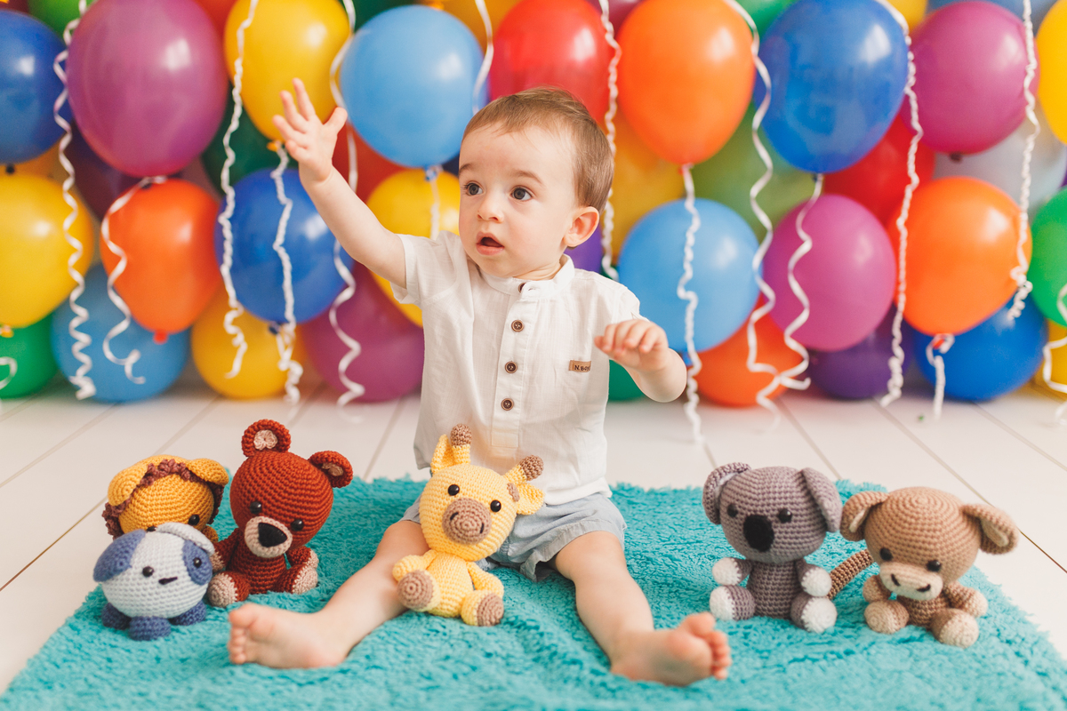 fotografa familia curitiba ensaio estudio colorido balaos brinquedos 