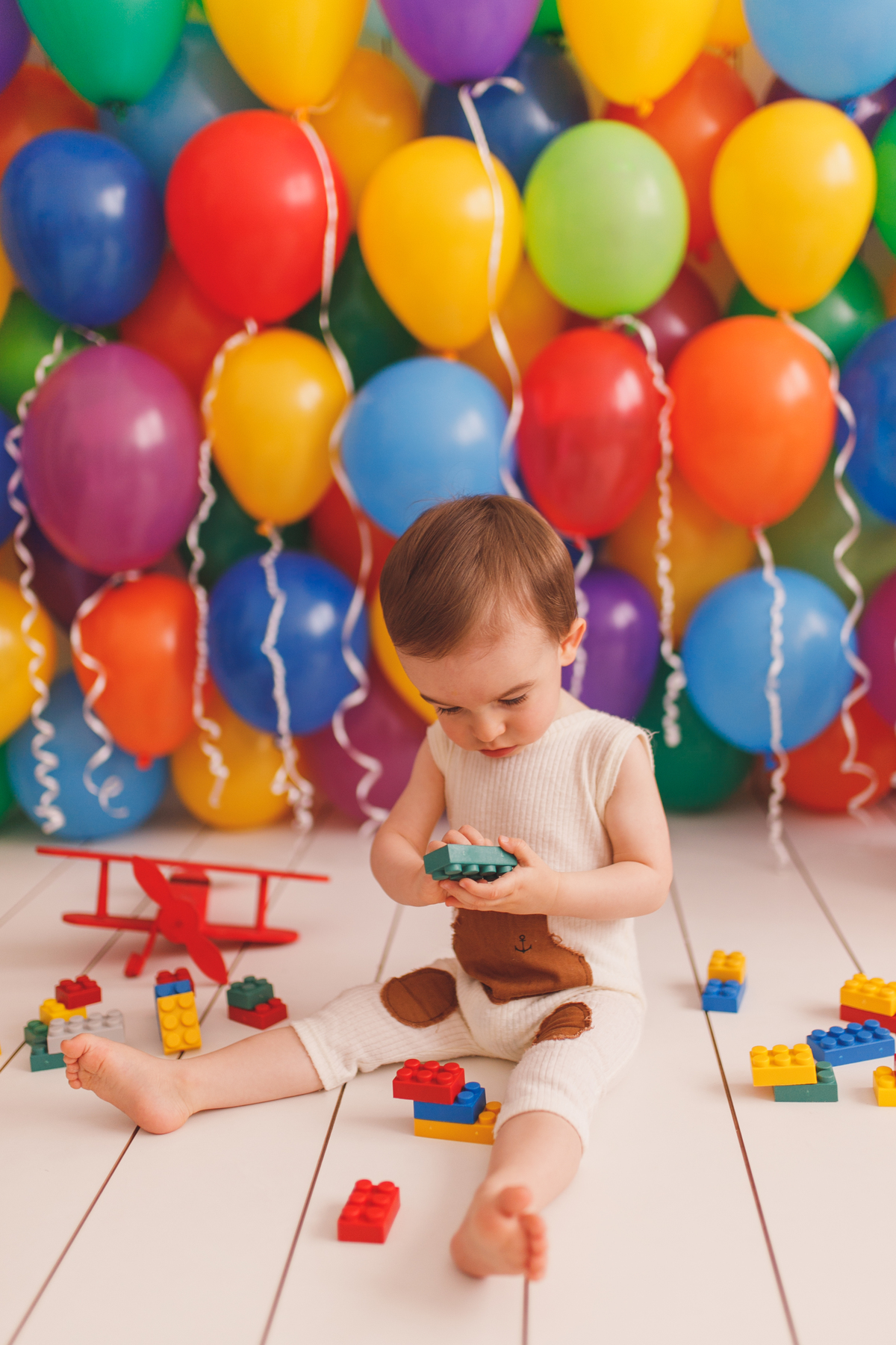 fotografa familia curitiba ensaio estudio colorido balaos brinquedos 
