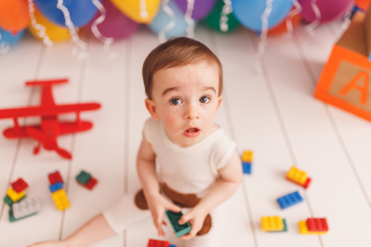 fotografa familia curitiba ensaio estudio colorido balaos brinquedos 