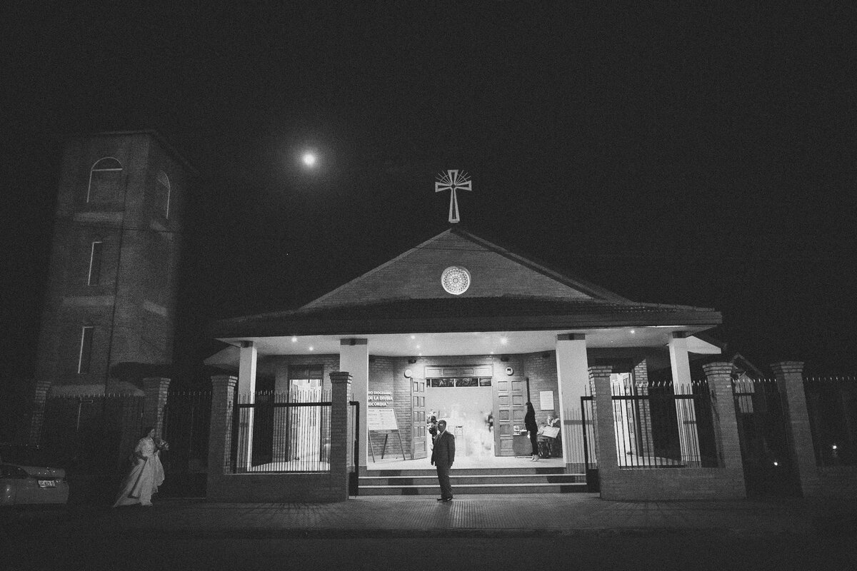 La Novia llegando a la iglesia. su padre la espera para hacer la entrada!
