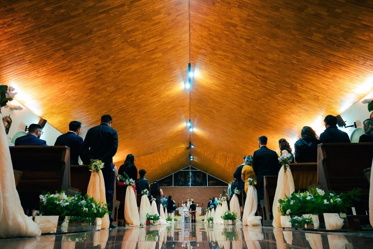 la iglesia preparada para la ceremonia de bendición de los novios. momento que el novio recibe a la novia y se preparan para la bendición