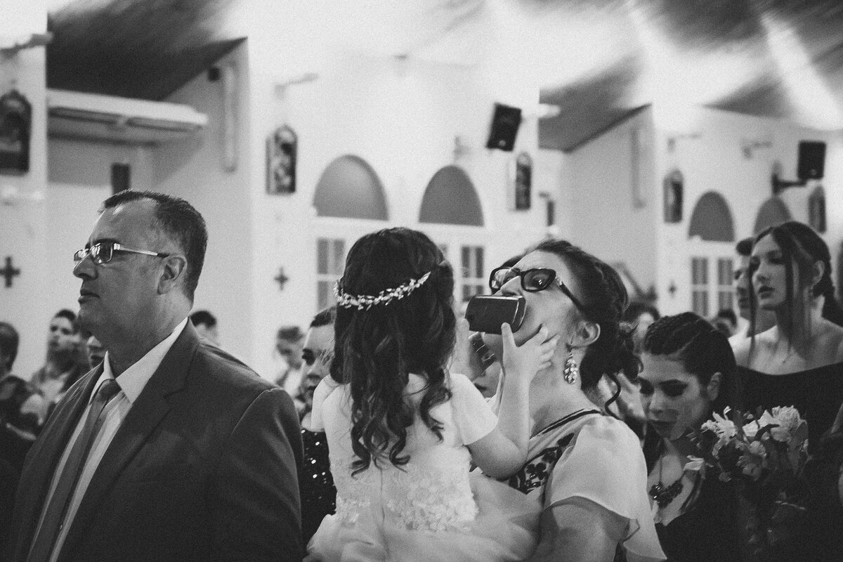 la nieta inquieta en la ceremonia, jugando con la abuela 