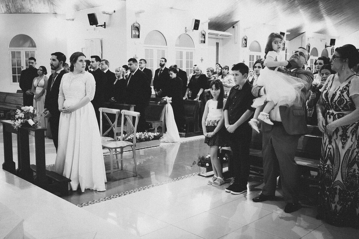 la novia no se resiste a pedir silencio con la mirada a los invitados en el momento de la ceremonia religiosa