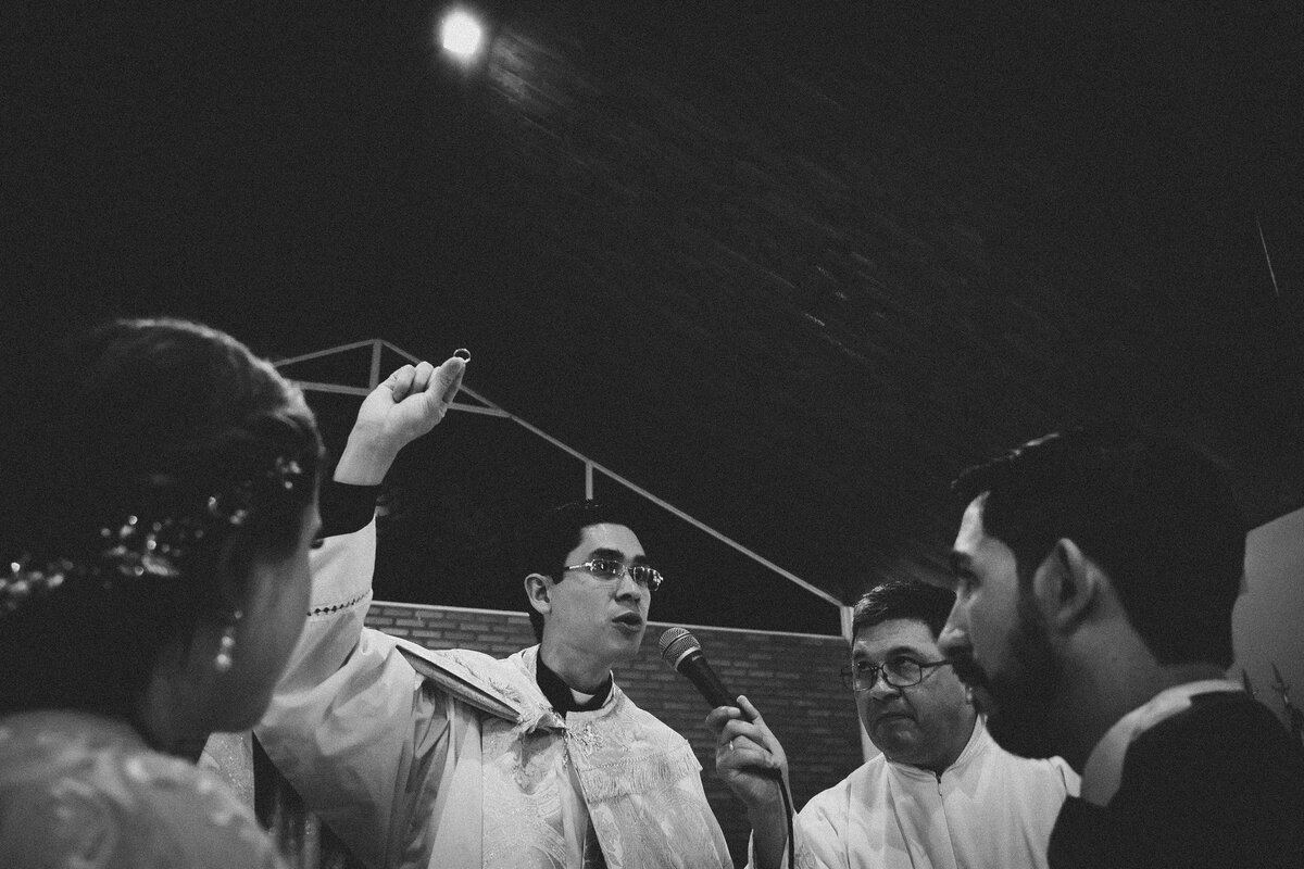 el anillo de los novios en la mano del padre