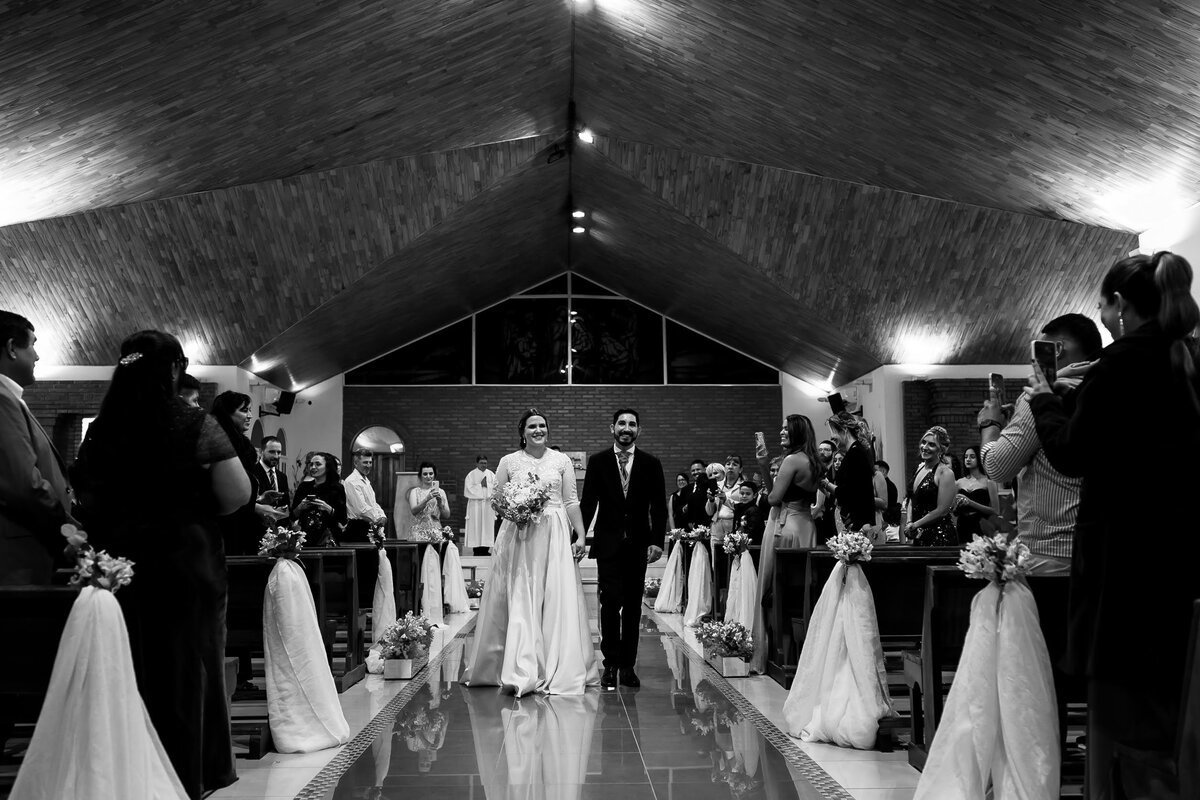 salida de los novios De la Iglesia y todos los invitados mirandolos