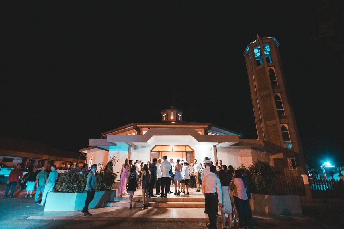 invitados llegando a la iglesia para una boda militar