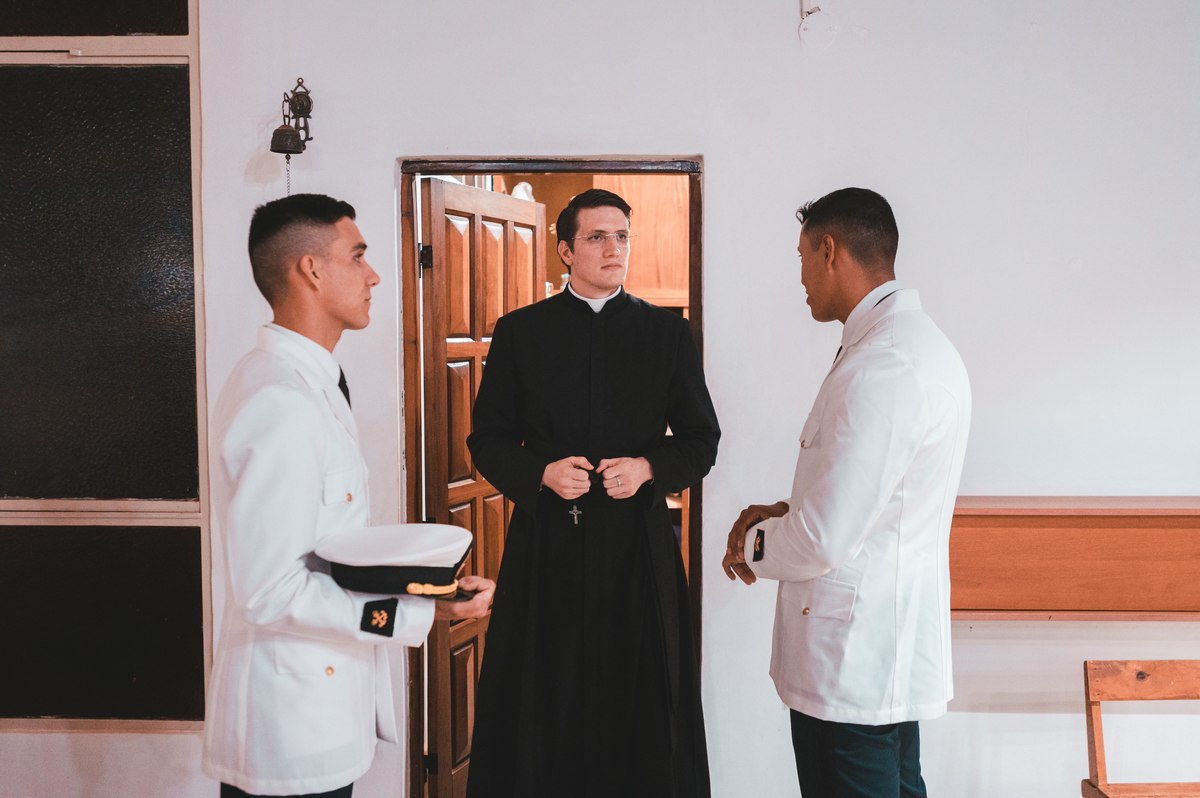 padre ultimando los detalles para la ceremonia religiosa 