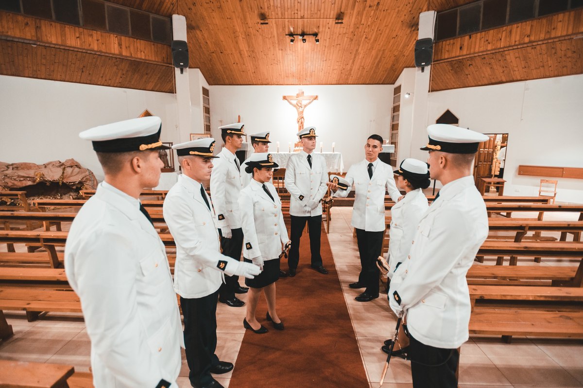 cadetes de prefectura en ceremonia militar de una boda dentro De la Iglesia