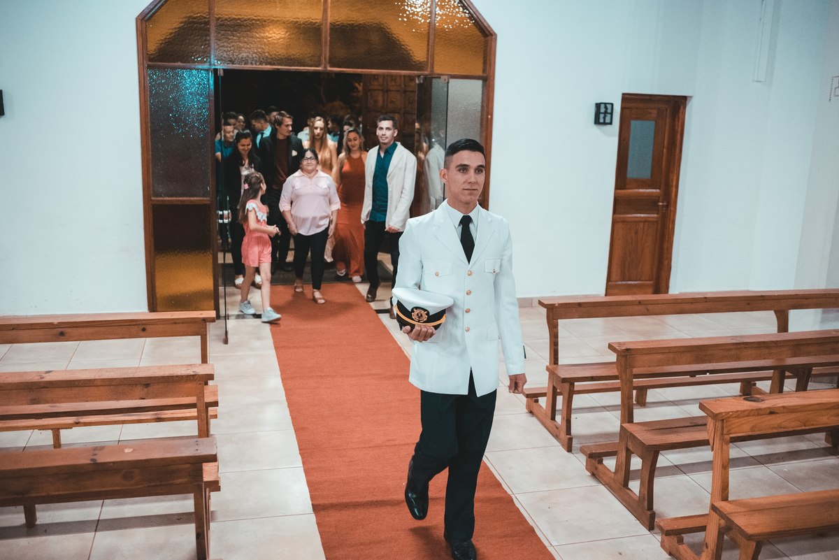 entrada de los invitados en la iglesia