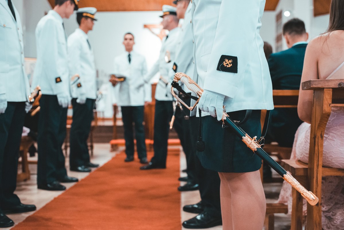 detalle primer plano sable militar en una boda