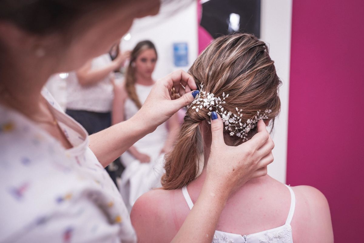 novia en el salón haciéndose los arreglos 