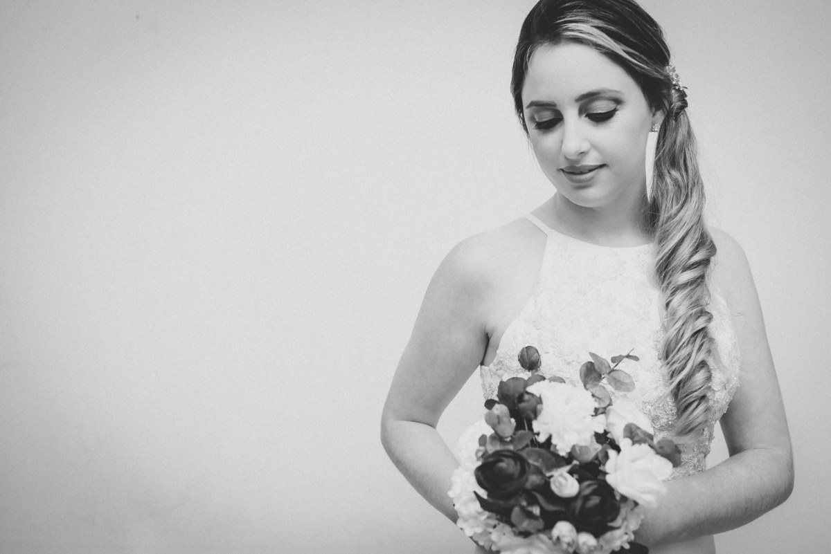 la novia y su ramo de flores