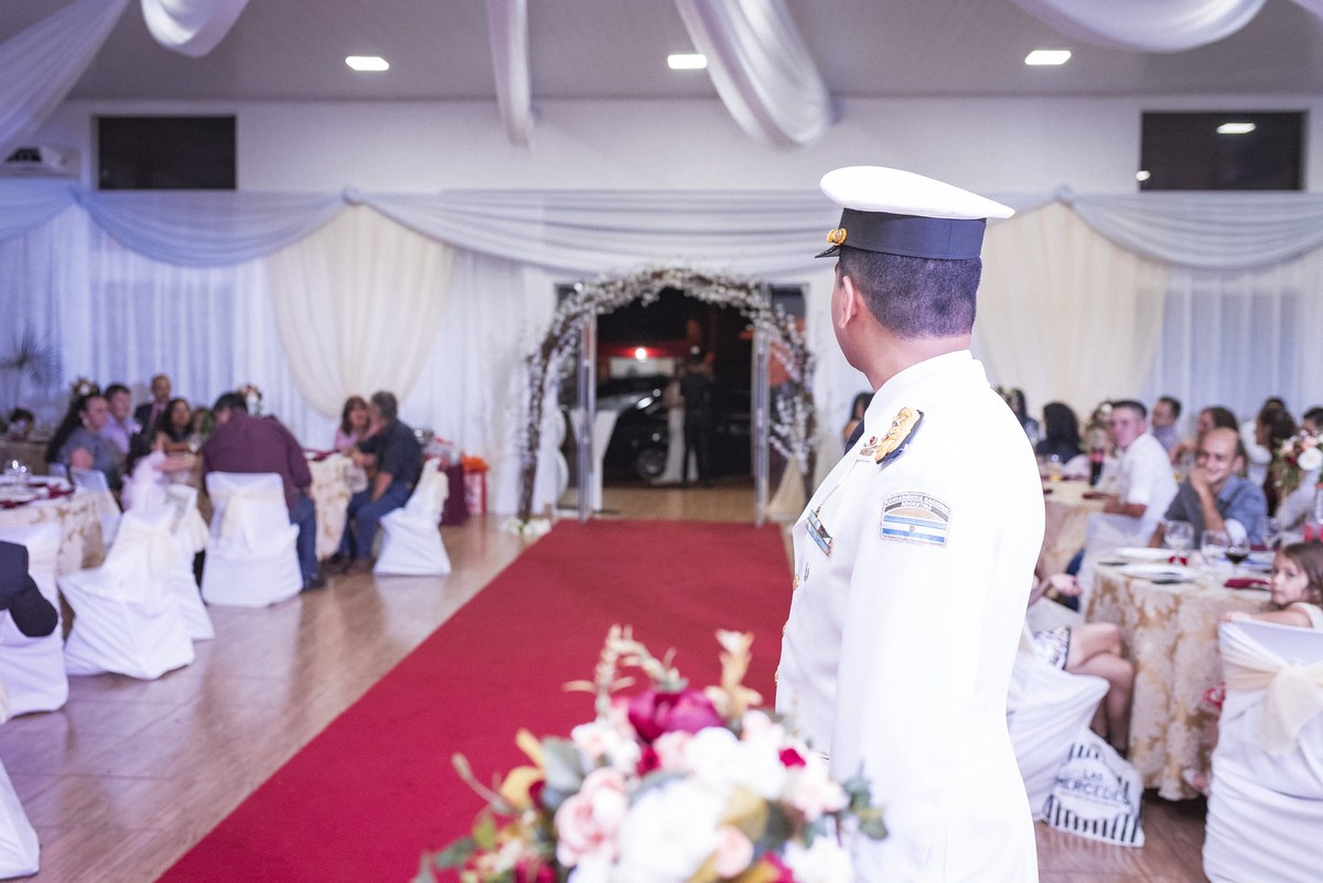 el novio militar esperando a la novia en el altar